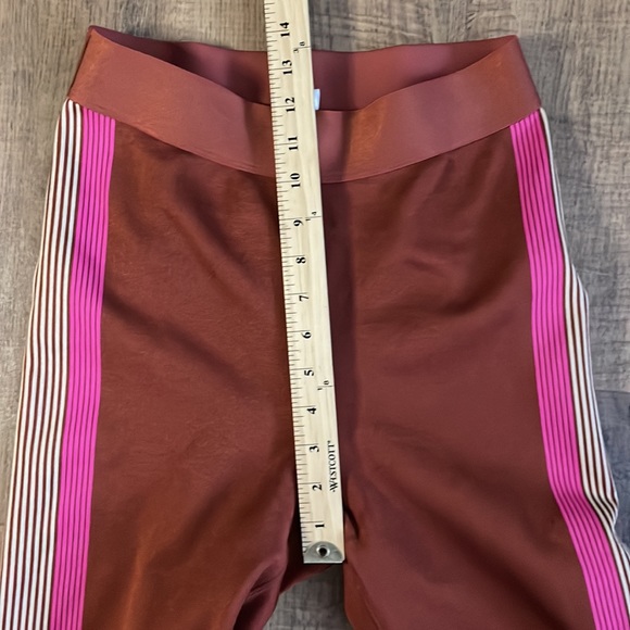 Ultra High-Waisted Seamless Stripe Legging Med fabletics Java - Picture 11 of 14